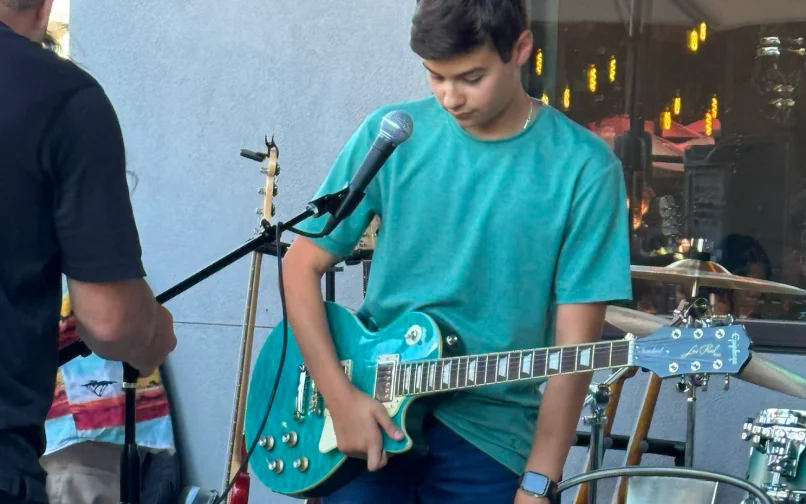 Ноа играет на гитаре