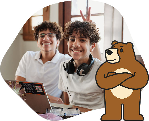 Учащиеся «California Virtual Academies» работают за своими ноутбуками. На этом снимке рядом с учащимися также изображен талисман — медведь.