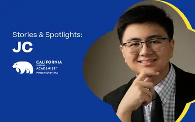 Джей Си, ученик Калифорнийской виртуальной академии, улыбается.