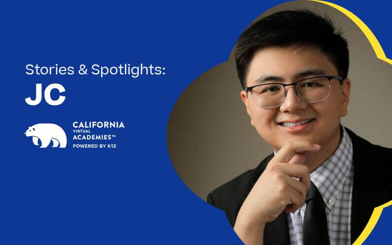 Джей Си, ученик Калифорнийской виртуальной академии, улыбается.