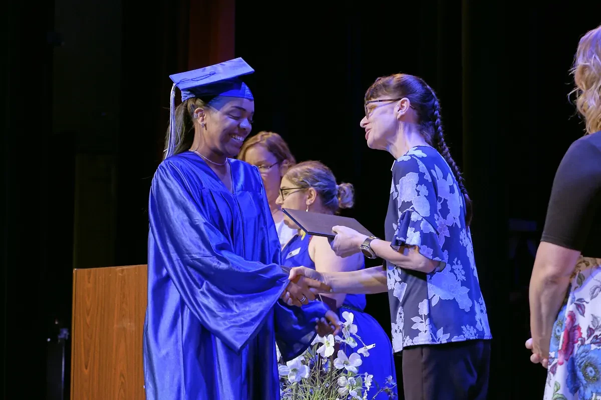 Аспирантка получает свой диплом, фотография