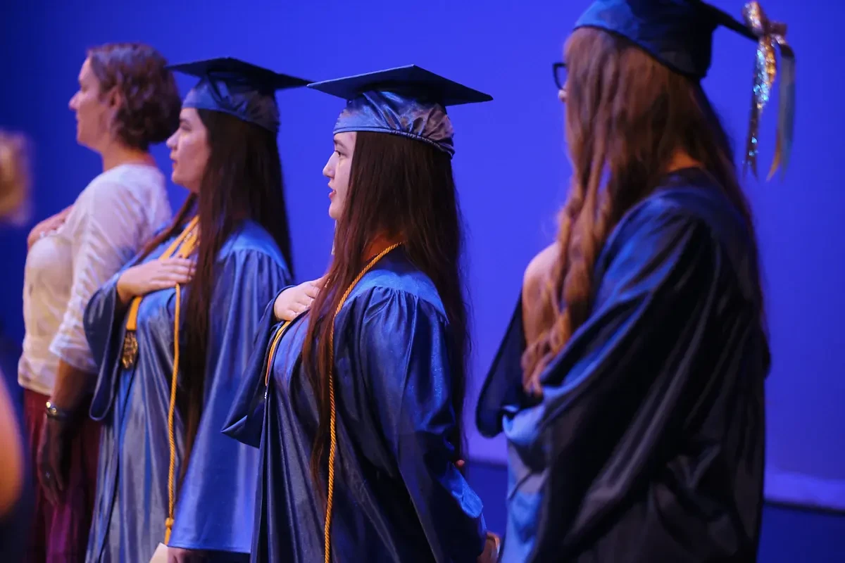 Изображение выпускников