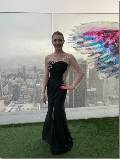 Студентка в черном платье